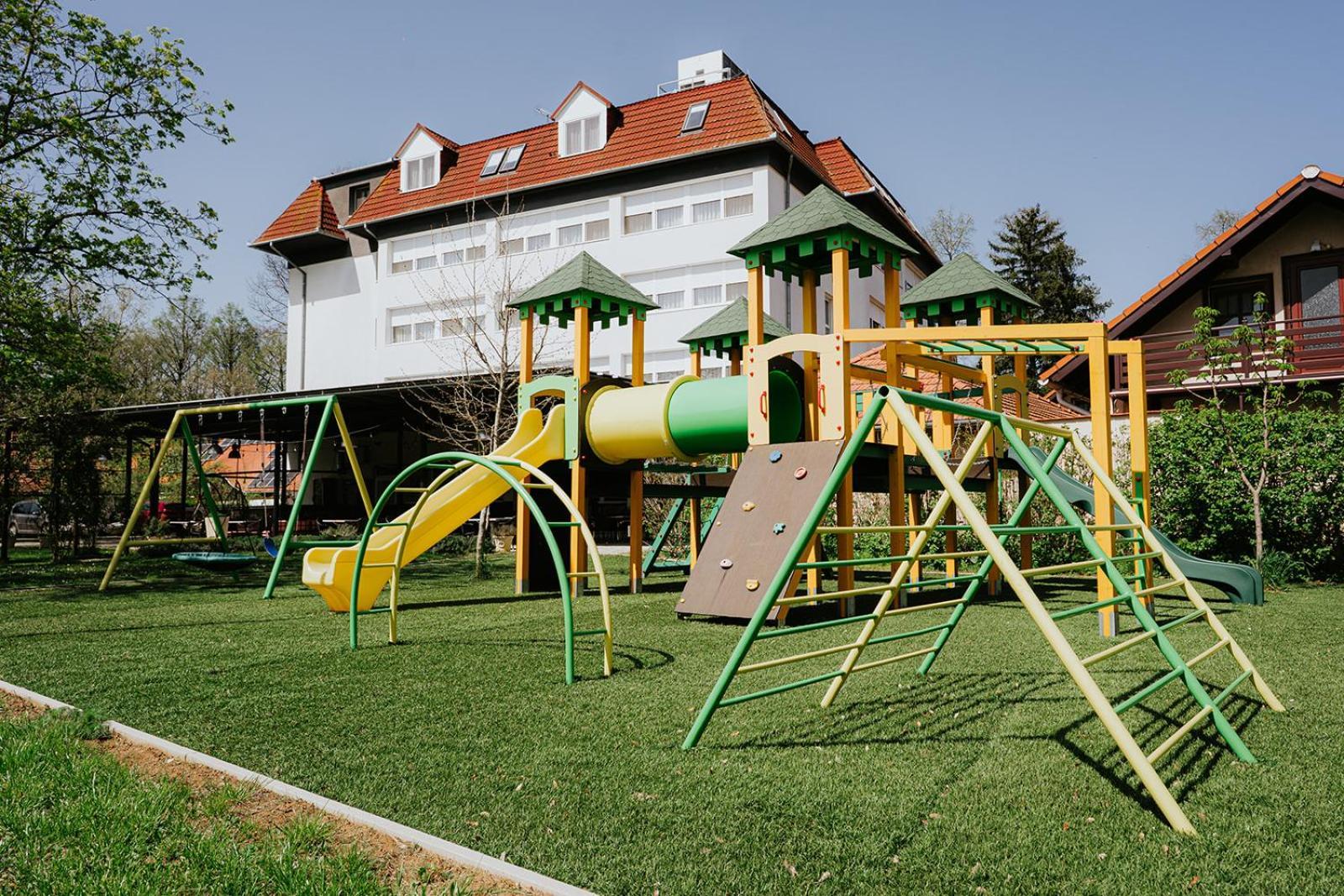 Aqua Hotel Gyula Zewnętrze zdjęcie